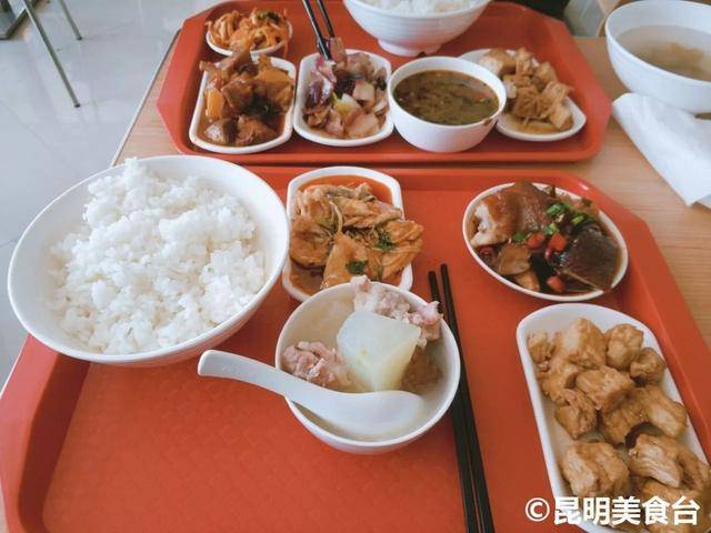 昆明某食品公司里的员工餐,13块能撑睡,饭点楼下停满出租车