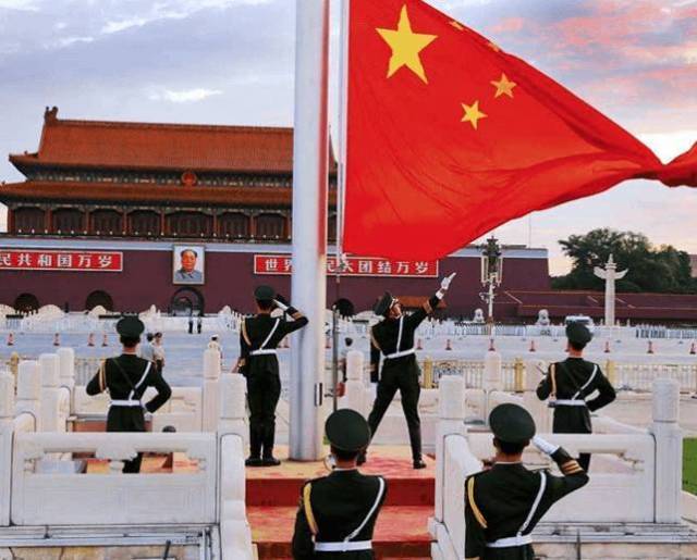 我国国歌与国旗,国徽一样,都是中华人民共和国的象征和标志