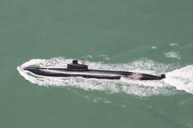 潜艇在大洋上航行