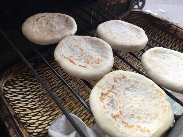 另外一个就是这个千百年不变的炭火炉子,只有用这样的炉子做出的火勺