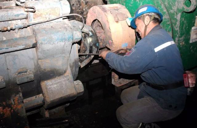 一名瓦斯员正在工作面监测巷道瓦斯浓度.