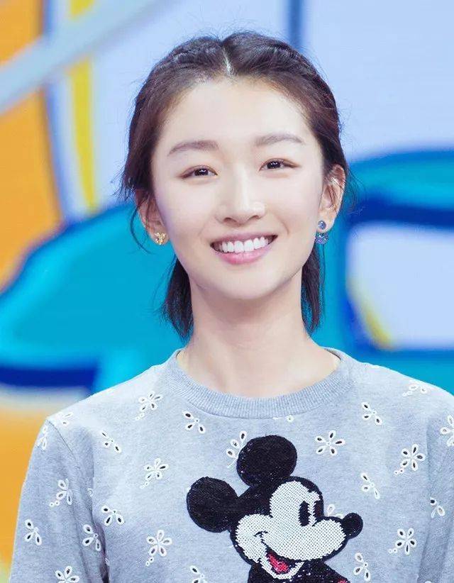 短发的赵丽颖周冬雨不烫不染,发型依然多变的