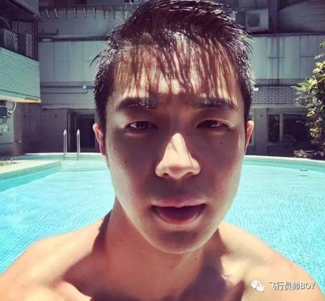 因男男吻而火的白衬衫帅哥帅气私照被扒出来了