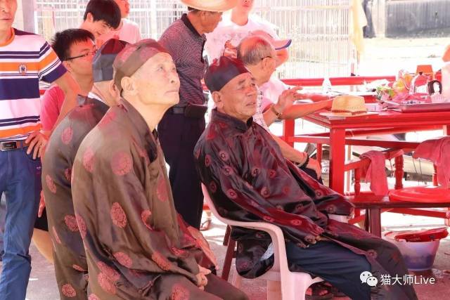 早九点左右,李老仙师圣诞吉庆建醮福民,李老仙师乩童爬刀梯为民祈福