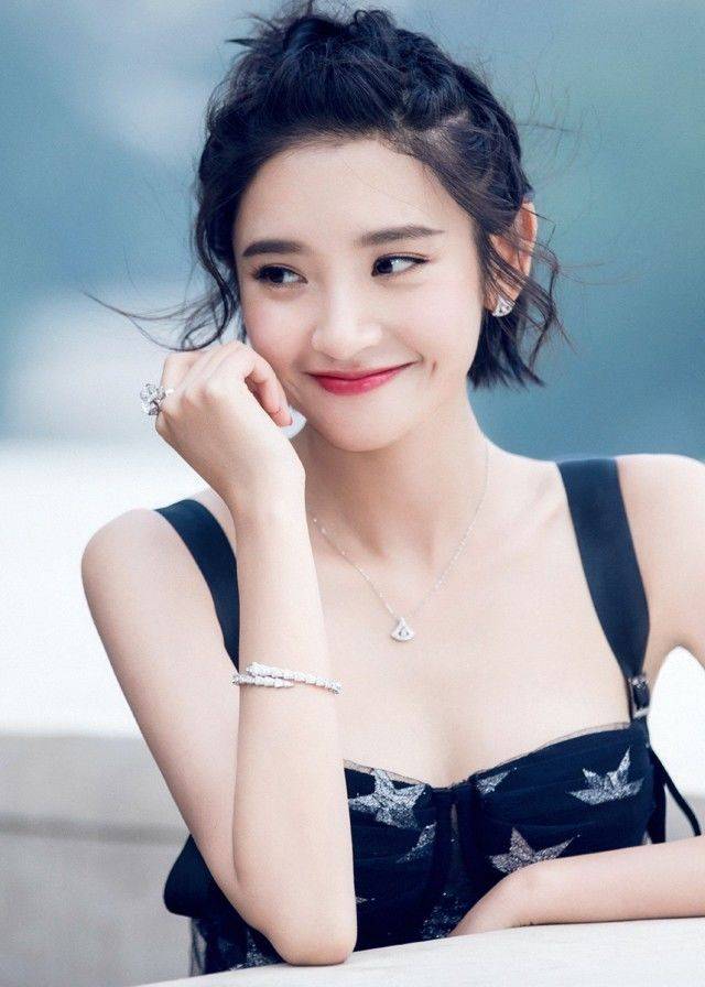 短发的赵丽颖周冬雨不烫不染,发型依然多变的