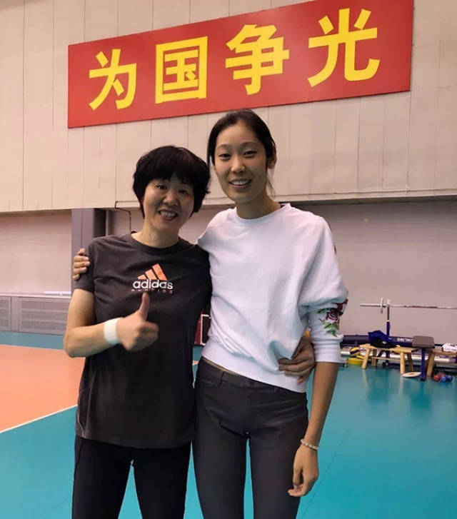 朱婷再次踏上留洋征程,临行前郎平给他煮了碗面