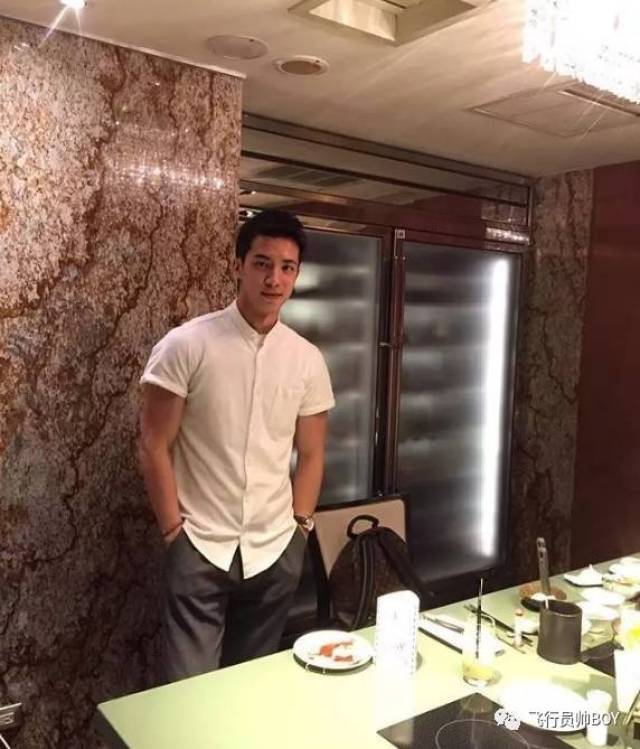 因男男吻而火的白衬衫帅哥帅气私照被扒出来了