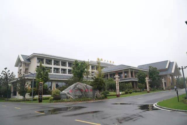 徐州龙山温泉度假酒店坐落于以千泉涌绿山著称的江苏省徐州市贾汪区