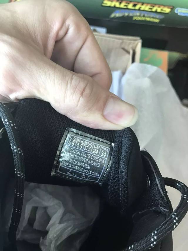 纸箱和打包带都是斯凯奇的商标, 说这么多,就是为了说明这批是正品牛