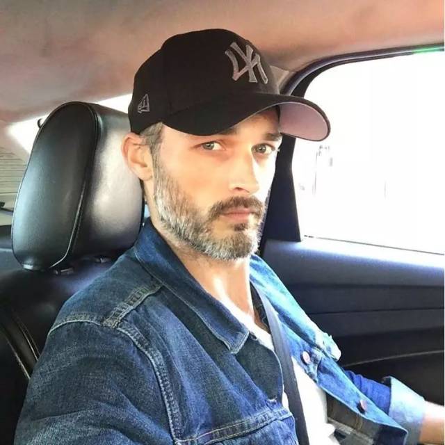 大叔男模ben hill,三十九岁头发花白,还是值得一吸