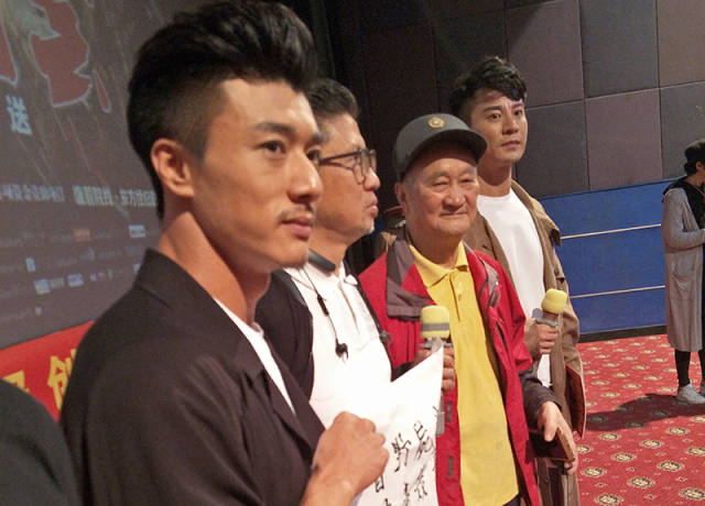 中秋佳节不忘历史,《捍卫者》主创团队致敬抗战老兵_手机搜狐网