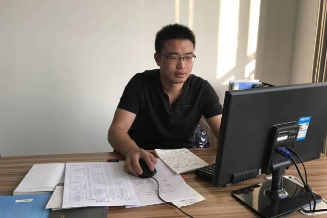 工作中的营销二部经理