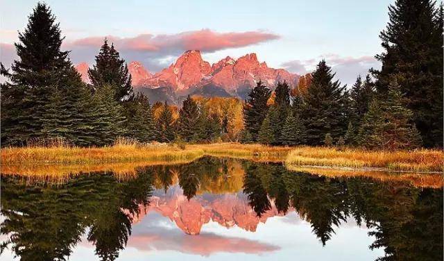 和色彩斑斓,景致多样的的黄石,优胜美地国家公园相比,死亡谷拥有着除