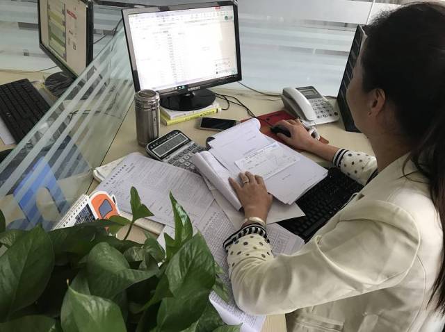 工作中的行政人事部主管