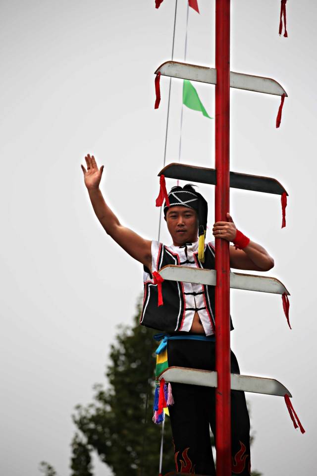 上刀山是苗族的神功艺术.很久以前,只有祭祀活动中才会有它的身影.