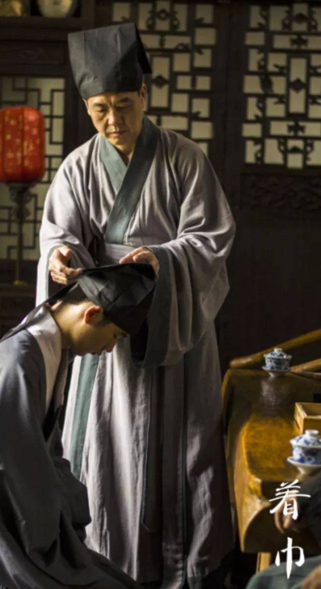 古代成人礼上,男子要戴三种帽子