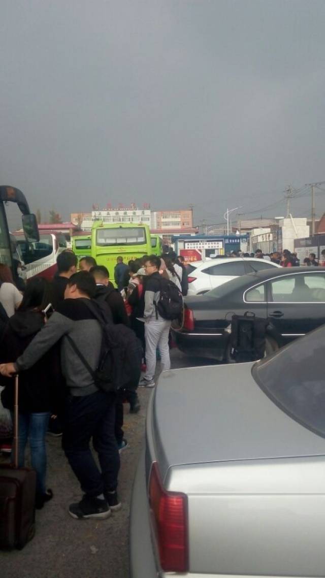 直播:今日滦平980公交车站排队4个小时,最后告