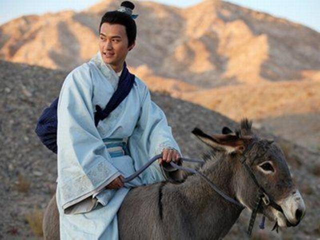 秀才进京赶考遇讨封,助黄鼠狼变皇帝,自己获尽财权却回乡务农