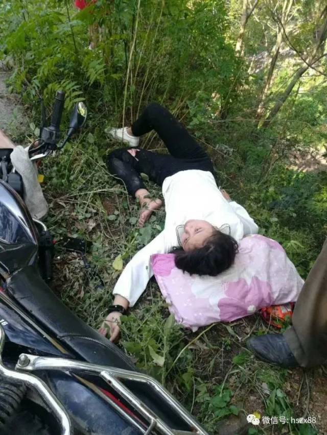 今日威信摩托车又出车祸了,三人受伤,其中一女生腿被摔断!