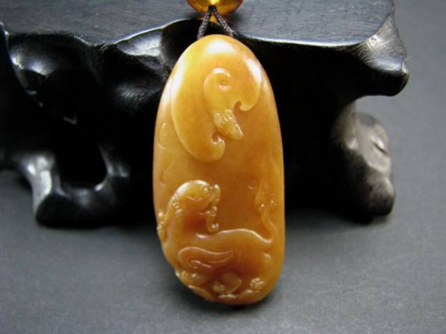 黄玉－帝王的美！和田玉黄沁料大全！_搜狐网