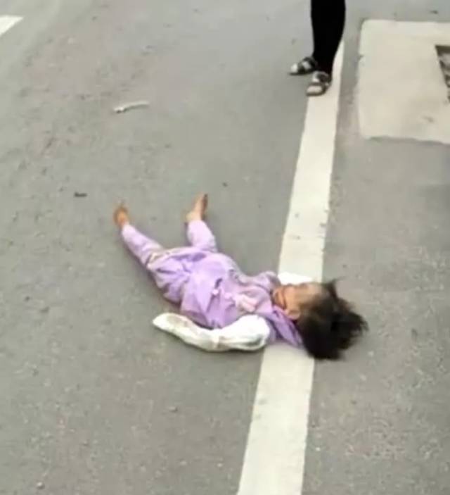国庆最惨车祸,一家5口,就剩一个小娃娃了.