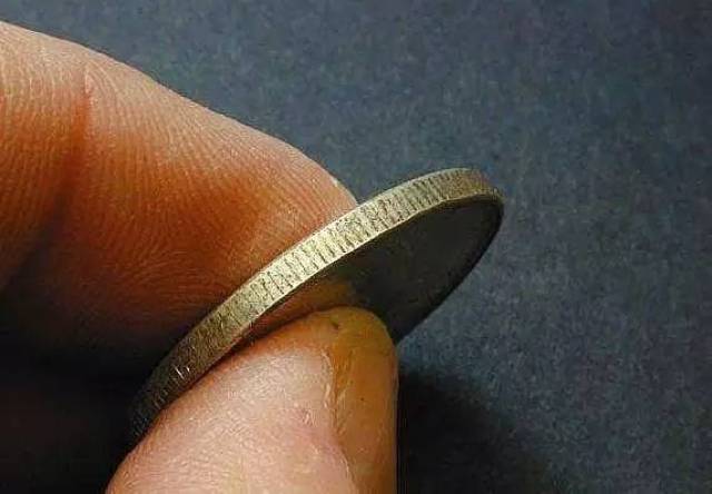 叫做"边齿"这些锯齿状的刻痕有一个正式的名字有规律的一道一道的刻痕