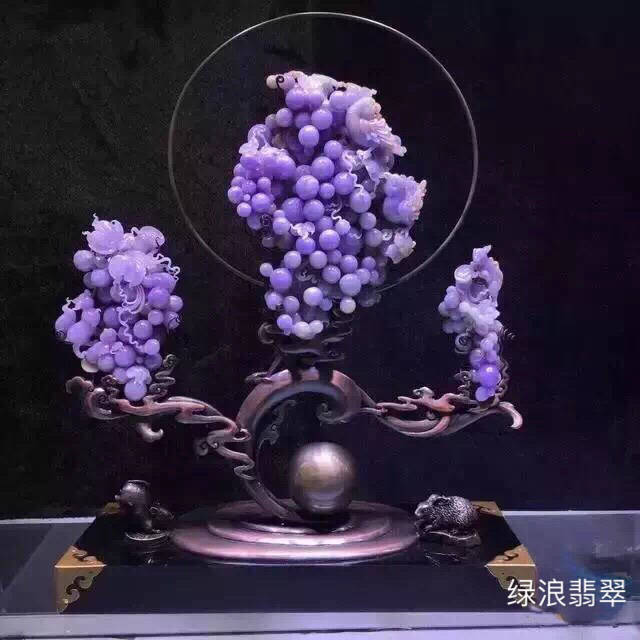 堪称绝世精品的紫罗兰翡翠摆件！当年起拍价就高达1800万！不知道现在涨
