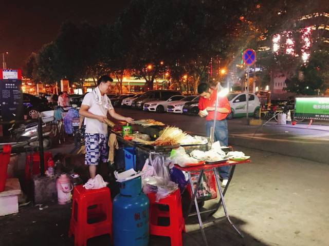 2塊錢就有交易的路邊燒烤攤,一個星期要去7次