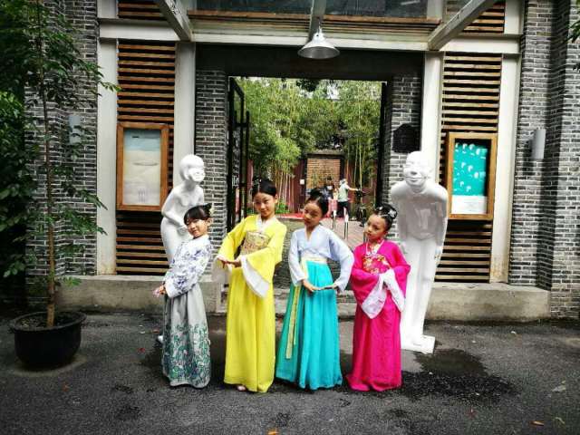 她在国庆期间来到了上海 杨佩佩影视基地拍摄微电影 《童年武则天 