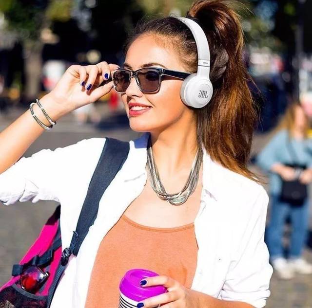 头戴jbl耳机手持滑板的装备党面对镜头毫无畏惧