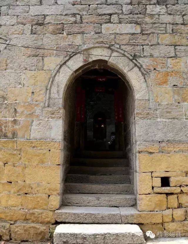 有秀才门,千年古槐树,石碾,土窑洞,石券,南北炮楼,拴马橛和东西寨楼