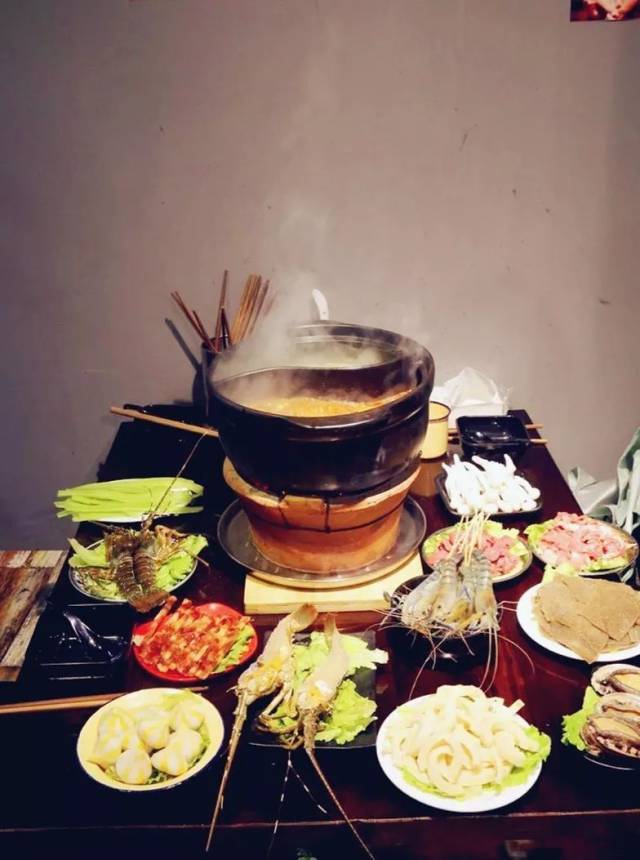 店里用的是正宗炭火炉,火力十足的炭火一上桌就给微凉的夜晚带来了