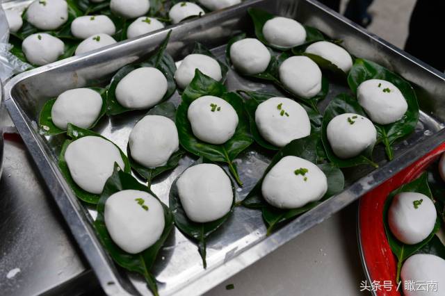 大妈用柚子叶蒸粑粑景区售卖黄金周八天收入上万元