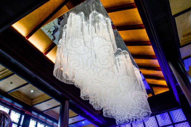 酒店吊顶由国外团队设计,以祥云为主题,设计高雅