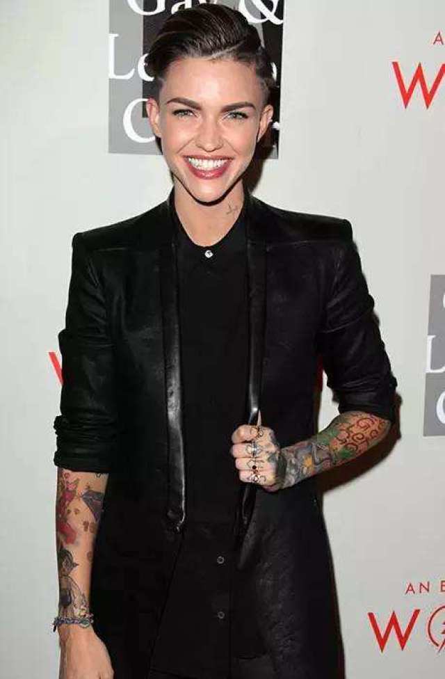 《break free》中ruby rose剪掉了长发,并脱掉了高跟鞋,然后穿上了