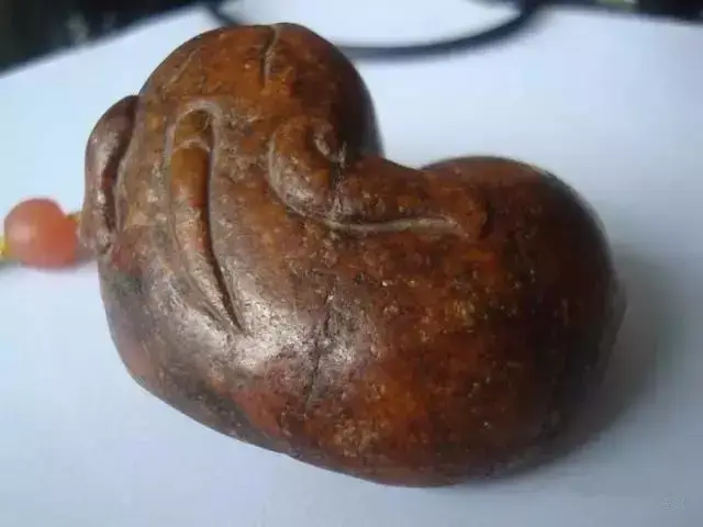 乾隆年间,大臣刘墉有一只金狮镇纸,金狮样貌威风,表面流光转动.