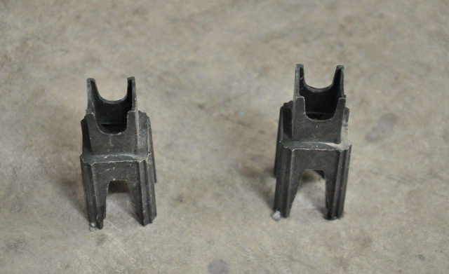 在上层钢筋上踩踏或是由于施工荷载,塑料马凳和水泥马凳常常出现错位