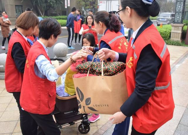 慈善公益进社区 爱心回馈暖人心——【方正·凤凰国际】爱心衣物捐赠
