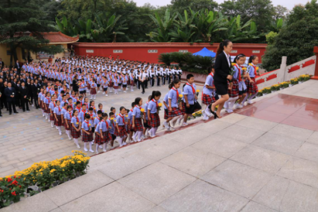 城南小学参加遂宁市2017年烈士纪念日向烈士敬献花篮仪式