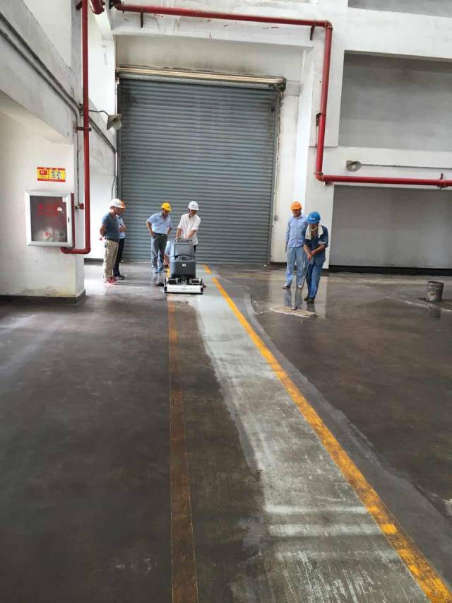 玻璃幕墙清洗：城市天际线的守护者