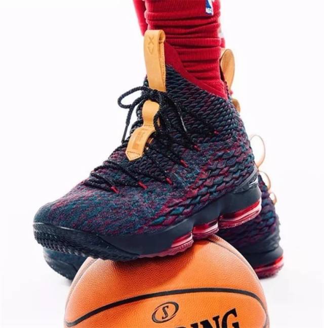 好看吗?细节满满的最新Nike LeBron 15骑士队