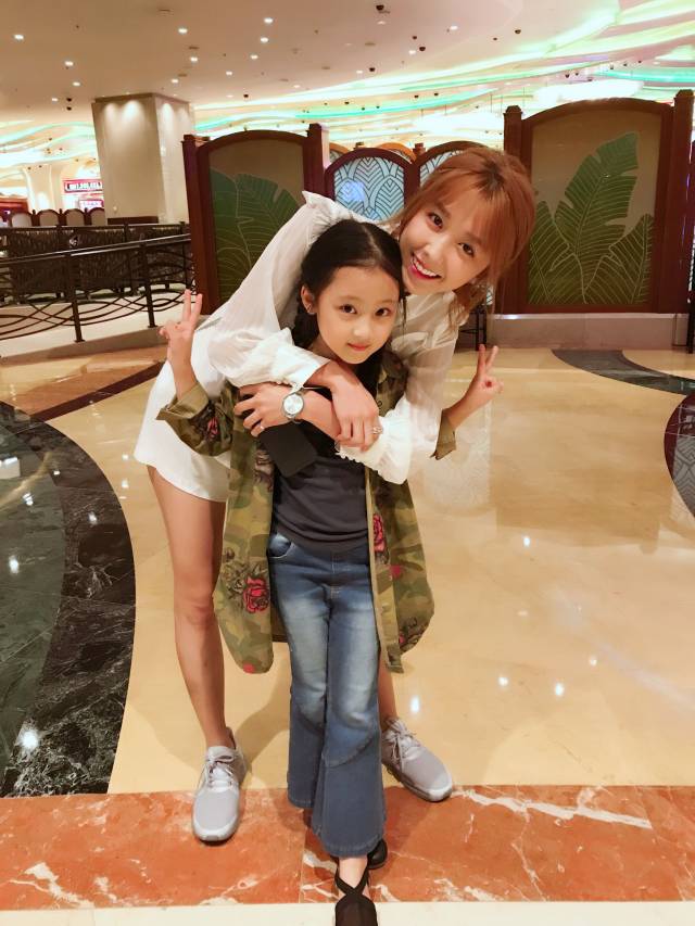 鹿晗关晓彤热恋曝光,张婉儿这个妹妹难当.