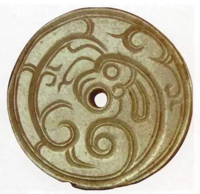 从器形看,它试图模仿西周的凤鸟纹玉璧,然而只是蹩脚地刻划了外形,又