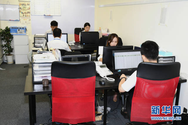 办公室一角. 新华网记者华义摄