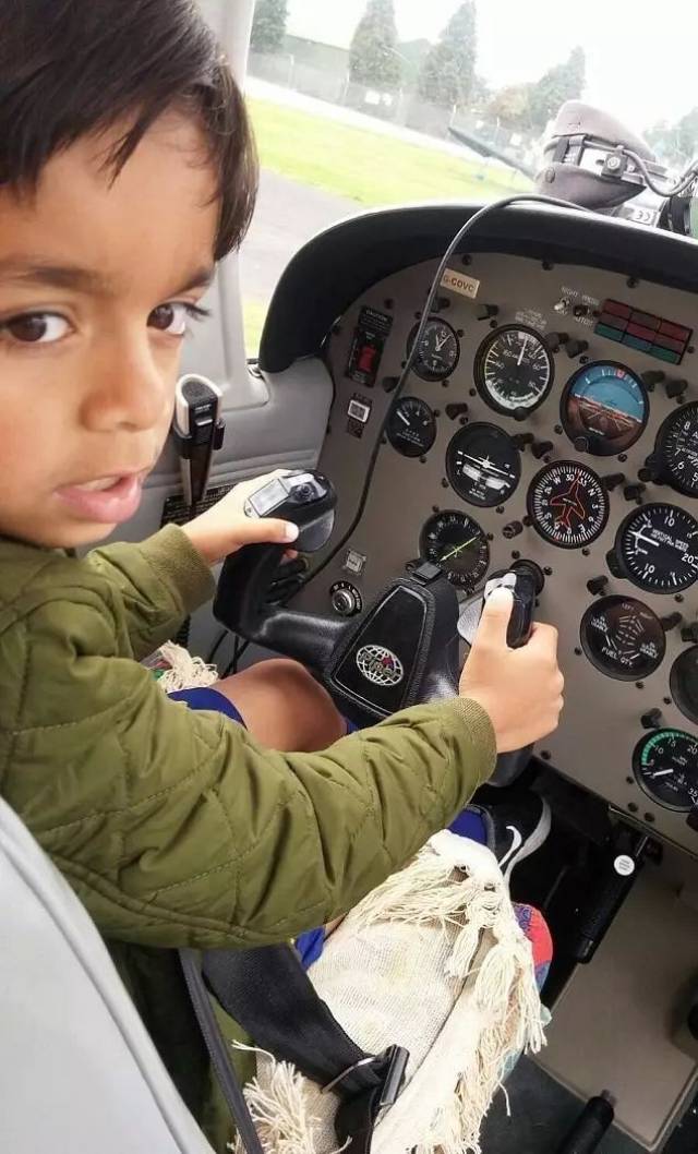 英国最年轻飞行员诞生!7岁小男孩开飞机,带着爸爸和弟弟上天了