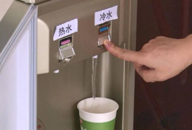 大渡口设立免费饮水点 市民散步锻炼无忧