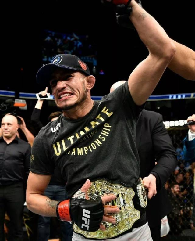 视频| ufc216头条主赛"夜魔"降服凯文李获临时金腰带