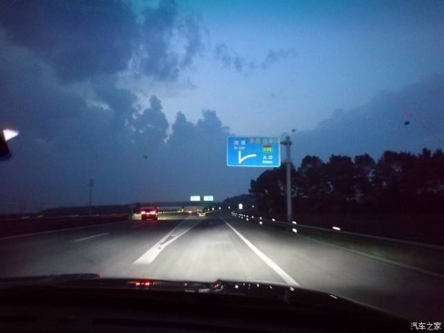 秋天的老掌沟差不多晚上6点,就已经天黑了.