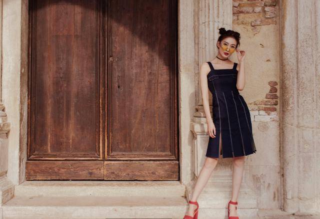 周知最新街拍来袭,网友:绝对是我见过扎双丸子头最好看的女星!