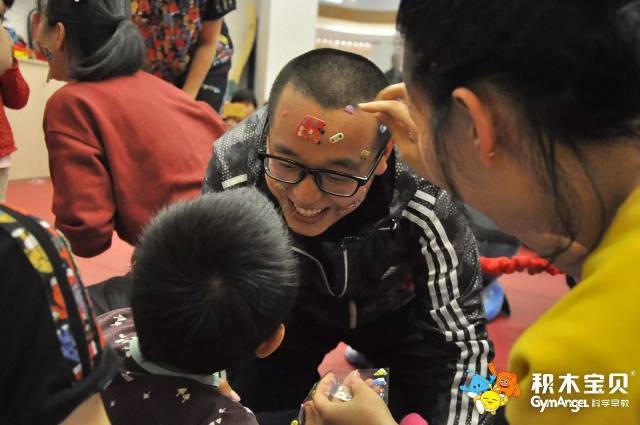 最后爸爸们谁脸上贴纸最多,谁就是最后的胜利者哦~ 互动游戏完结,宝宝